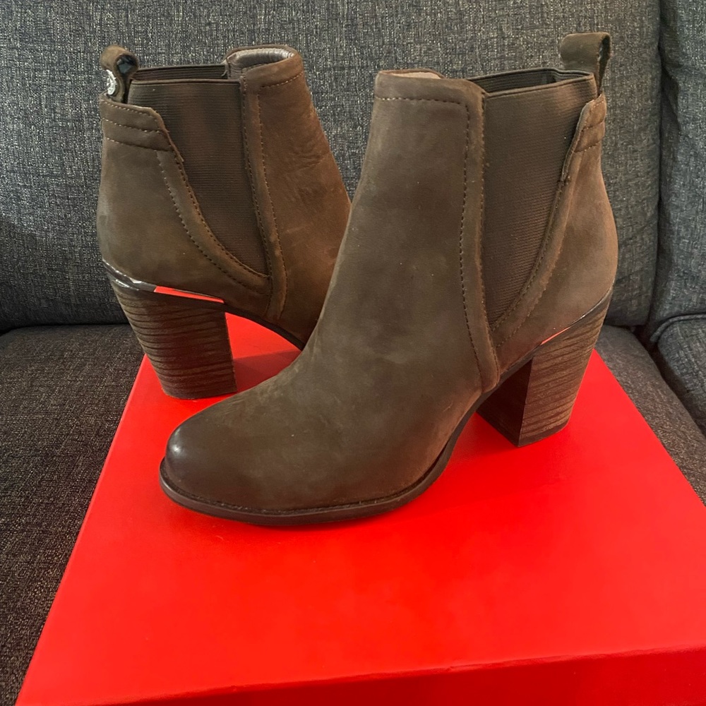 Wishbone booties brown suede